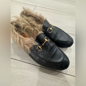 GUCCI Jordaan fur princetown black leather loafers size 39 fur slippers gold